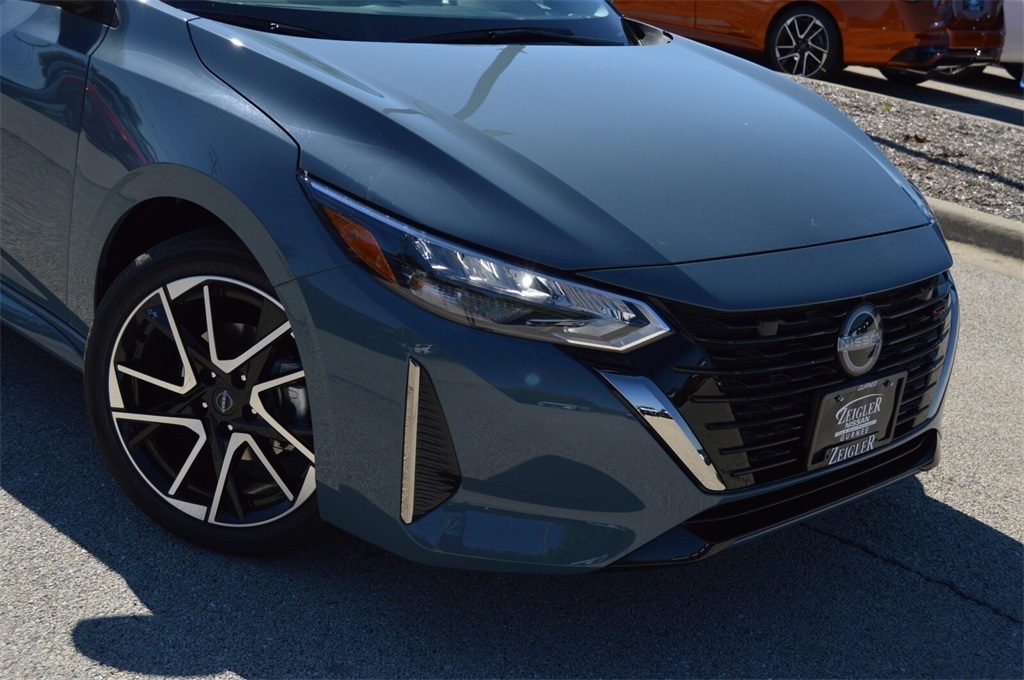 2025 Nissan Sentra SR photo 2