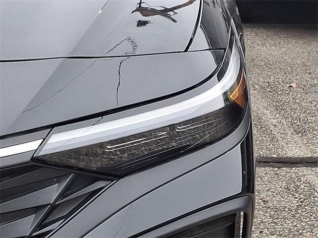 2025 Hyundai Elantra SEL Sport photo 2