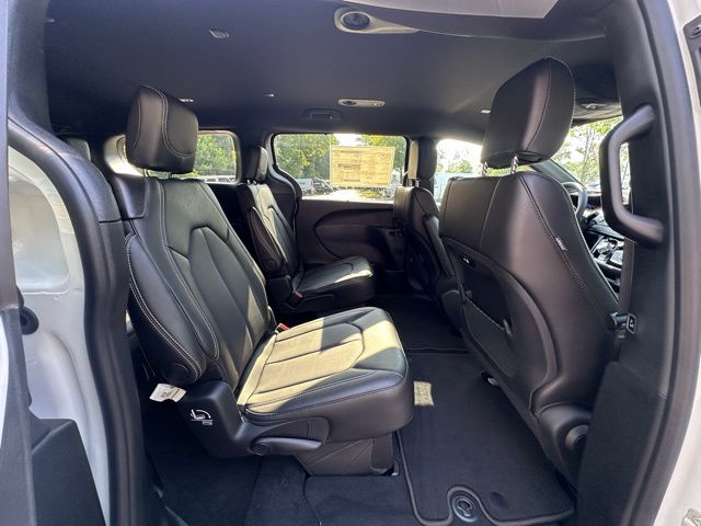 2025 Chrysler Pacifica photo 31