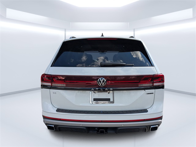 2025 Volkswagen Atlas SE Technology Peak Edition photo 3