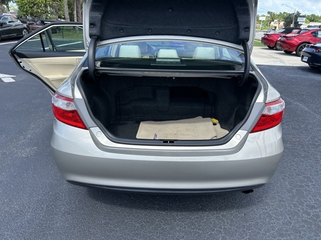 2015 Toyota Camry Hybrid XLE photo 16