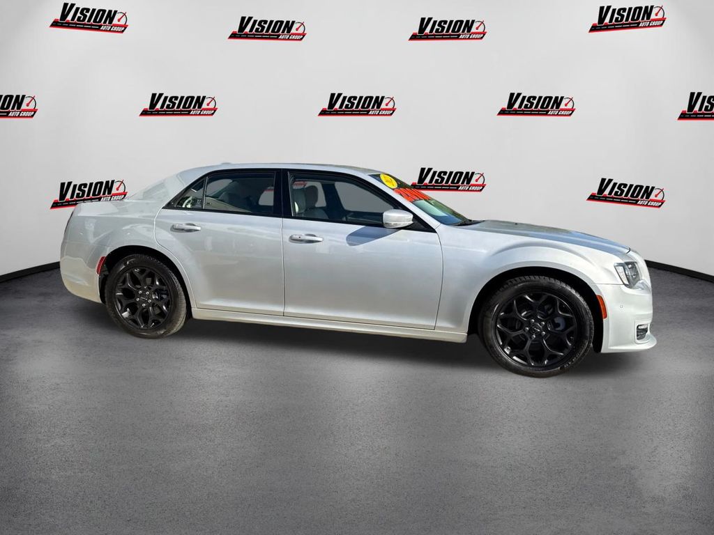 2022 Chrysler 300 Touring photo 4