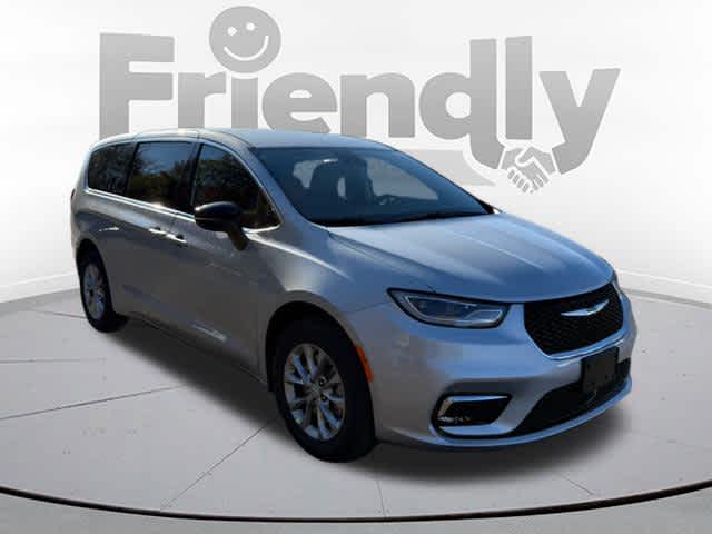 2026 Chrysler Pacifica Select's photo