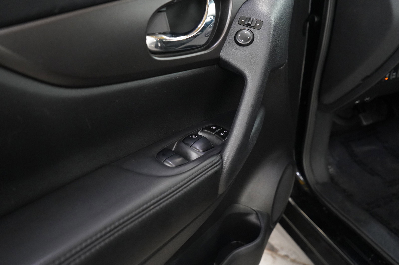 2014 Nissan Rogue SV photo 16
