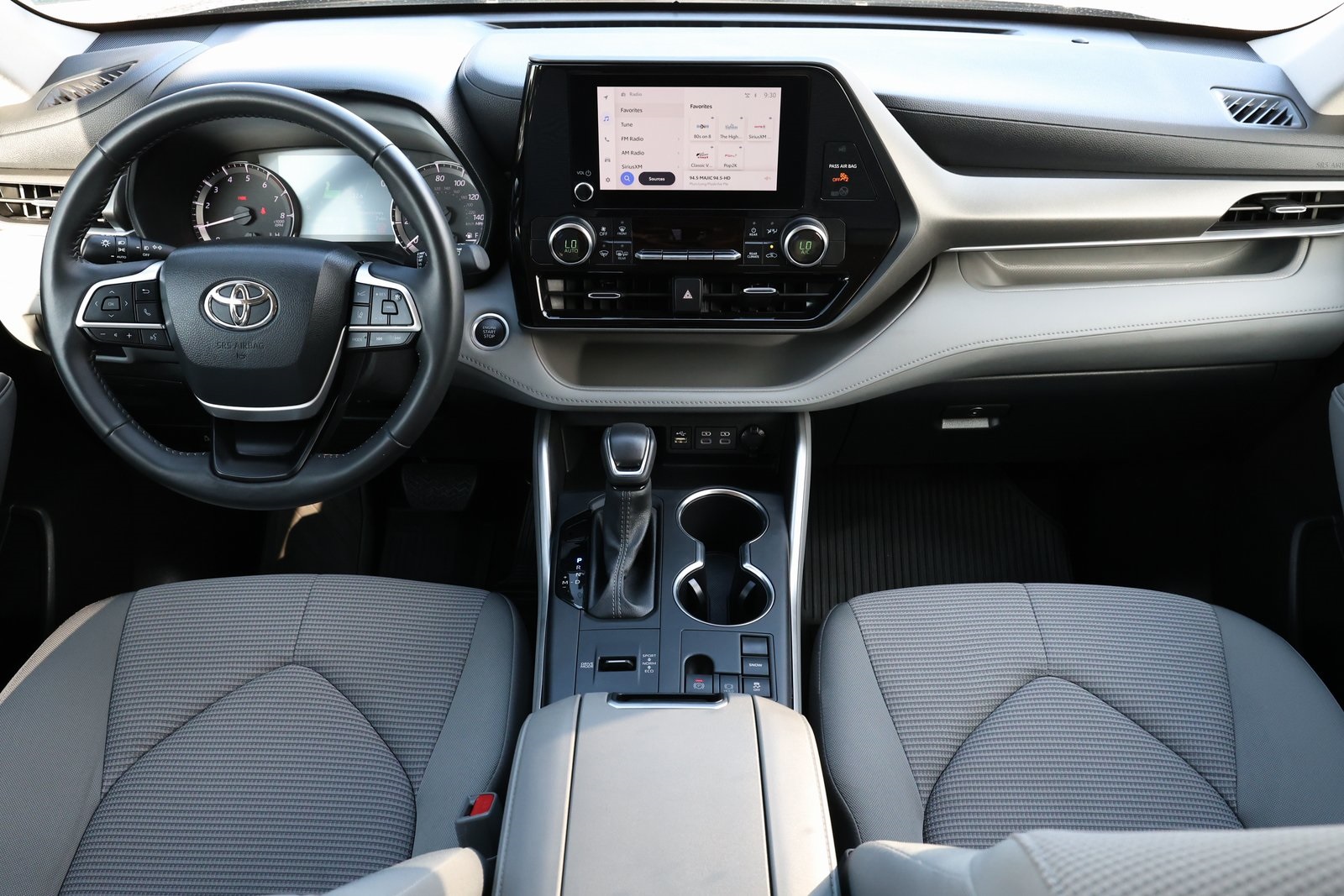 2024 Toyota Highlander LE photo 2