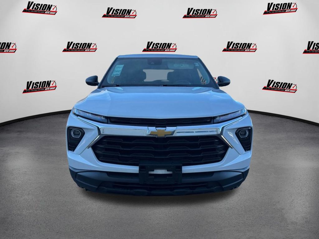 2024 Chevrolet Trailblazer LS photo 2