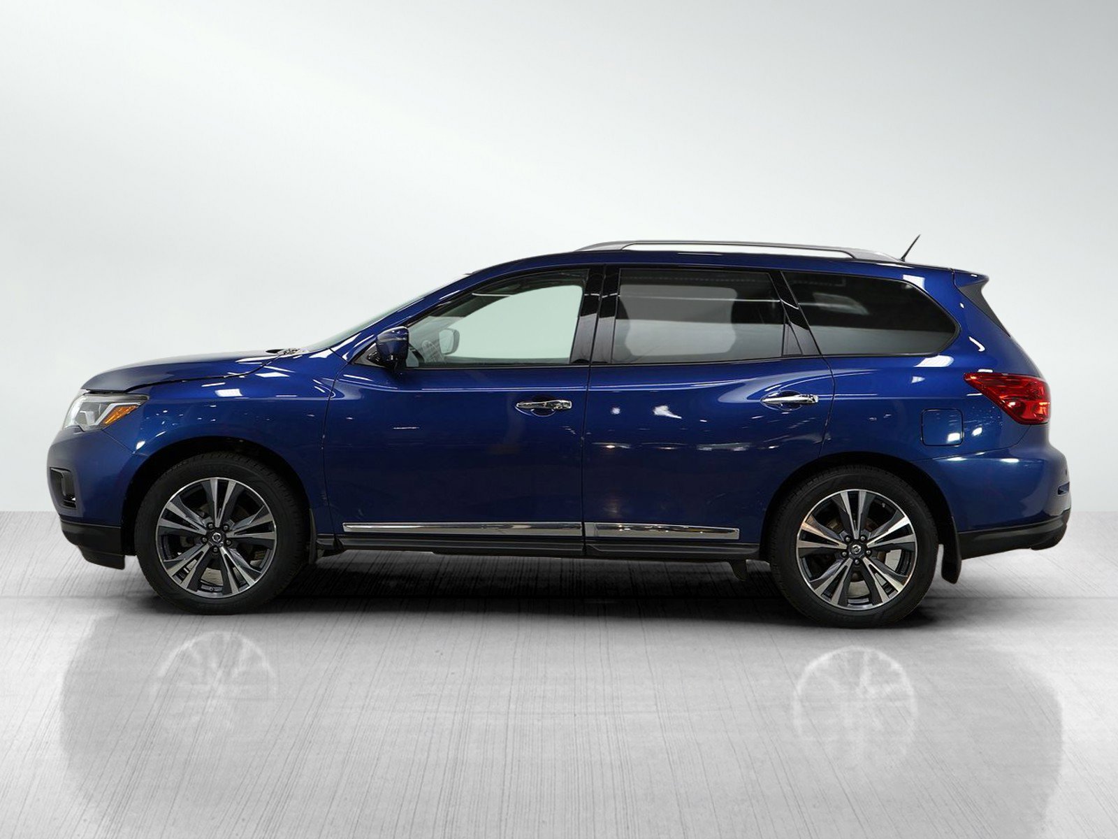 Used 2017 Nissan Pathfinder Platinum with VIN 5N1DR2MM3HC683513 for sale in Minneapolis, Minnesota