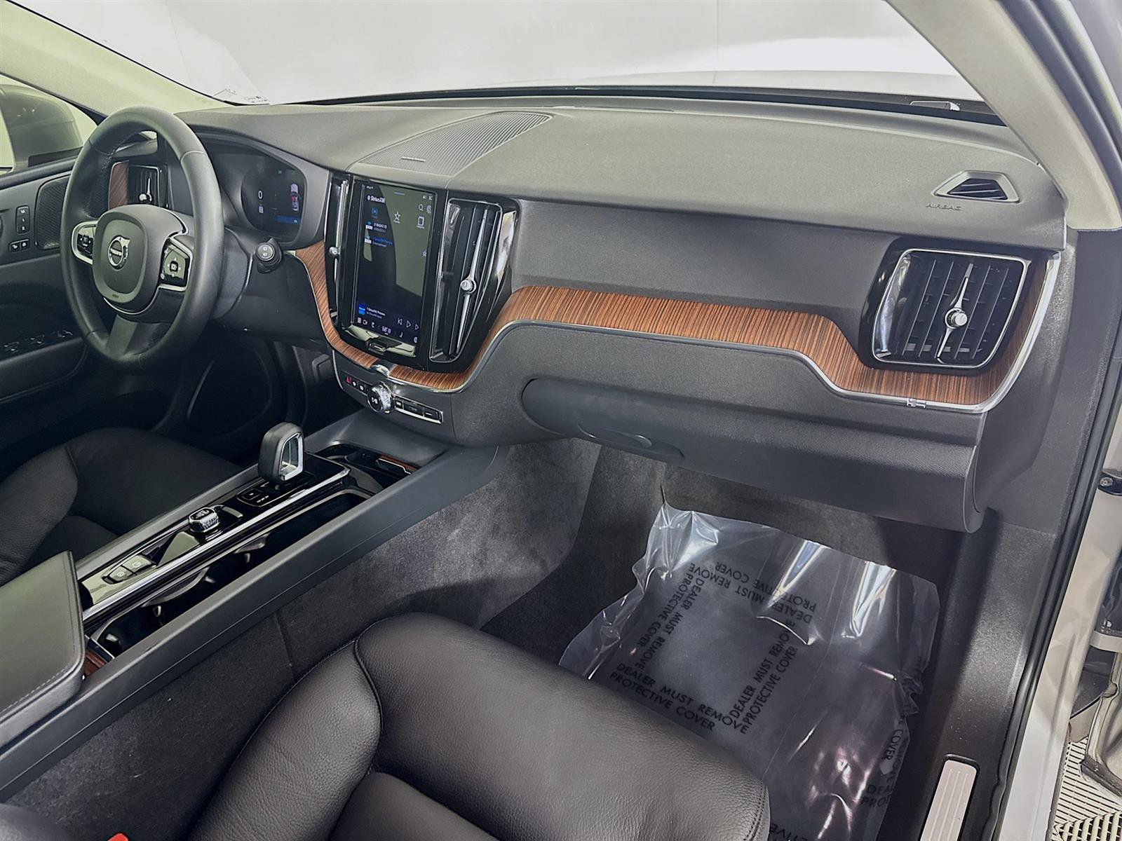 2023 Volvo XC60 B5 Plus photo 26