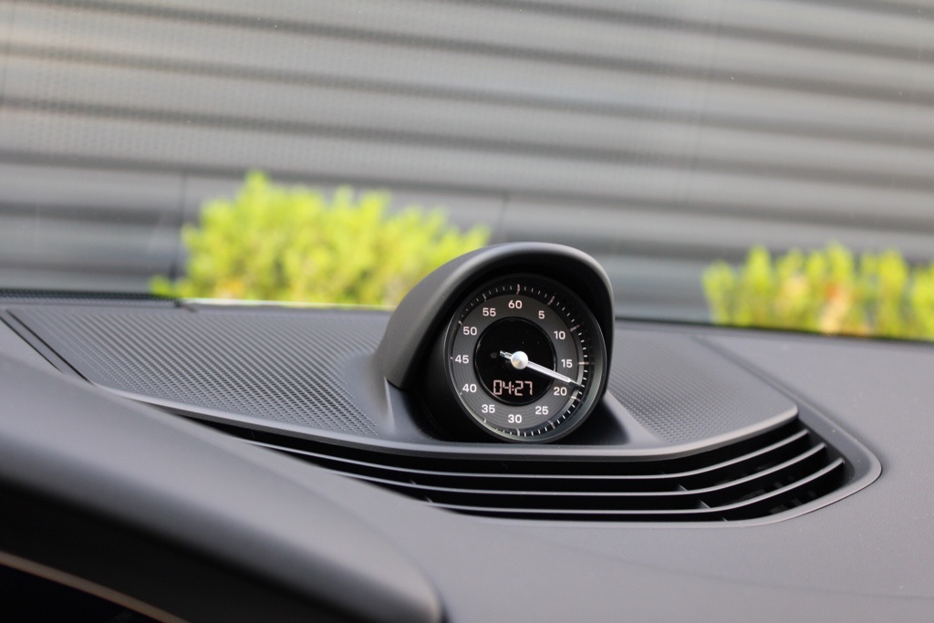 2025 Porsche Taycan photo 16