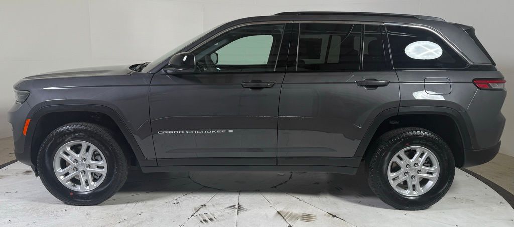 2025 Jeep Grand Cherokee Laredo Altitude photo 4
