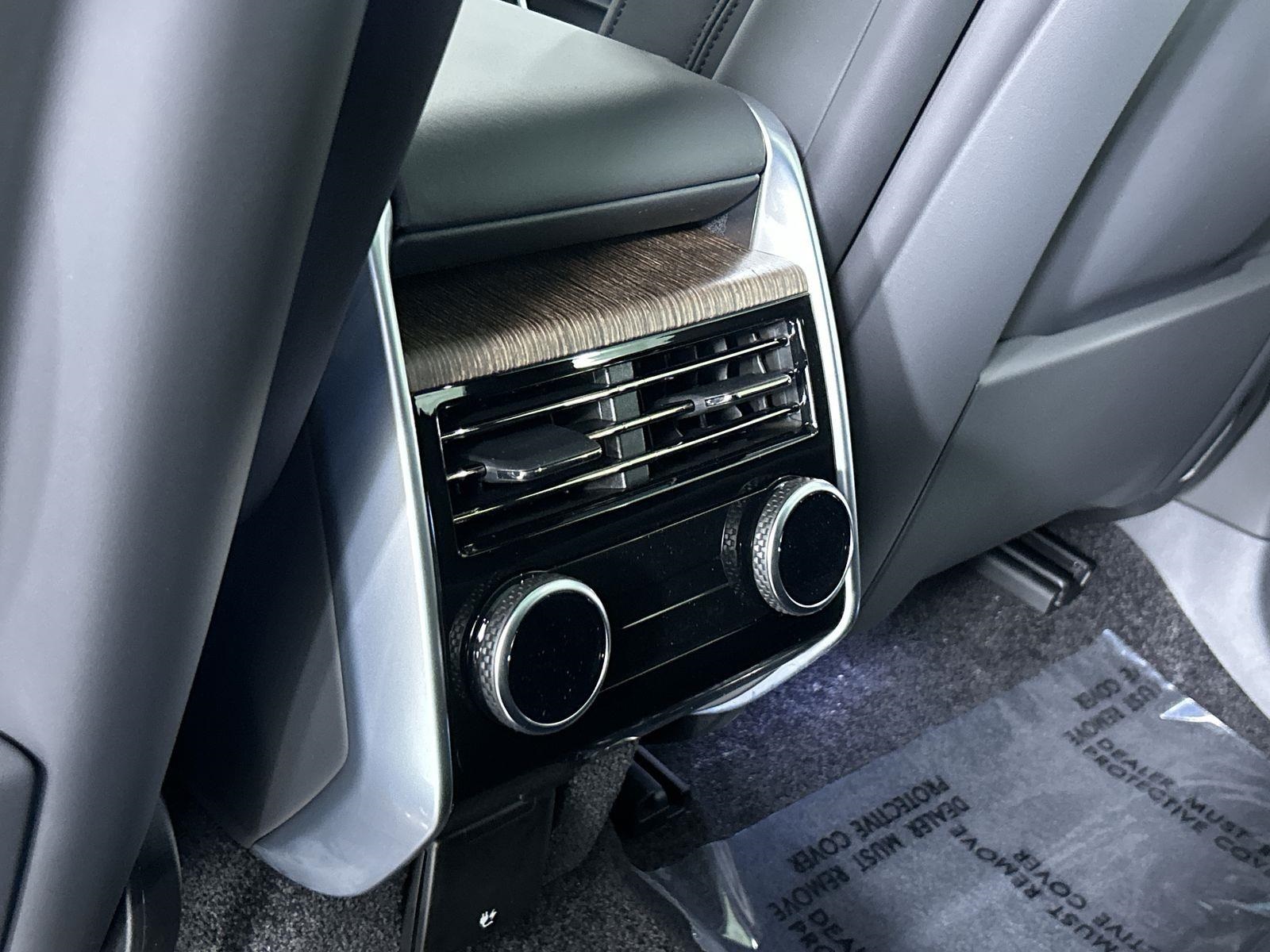 2025 Land Rover Range Rover SE photo 26