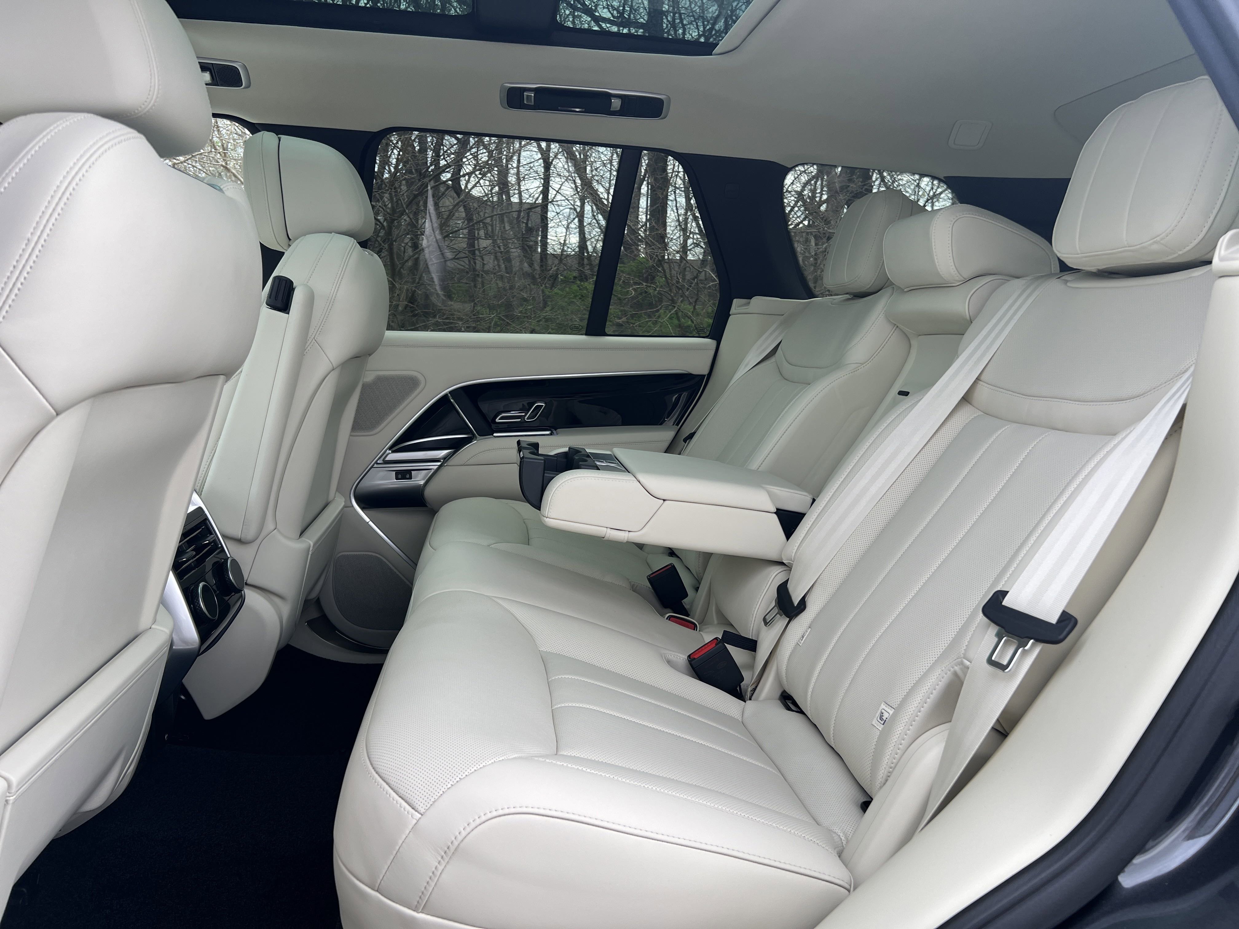 2025 Land Rover Range Rover SE photo 16
