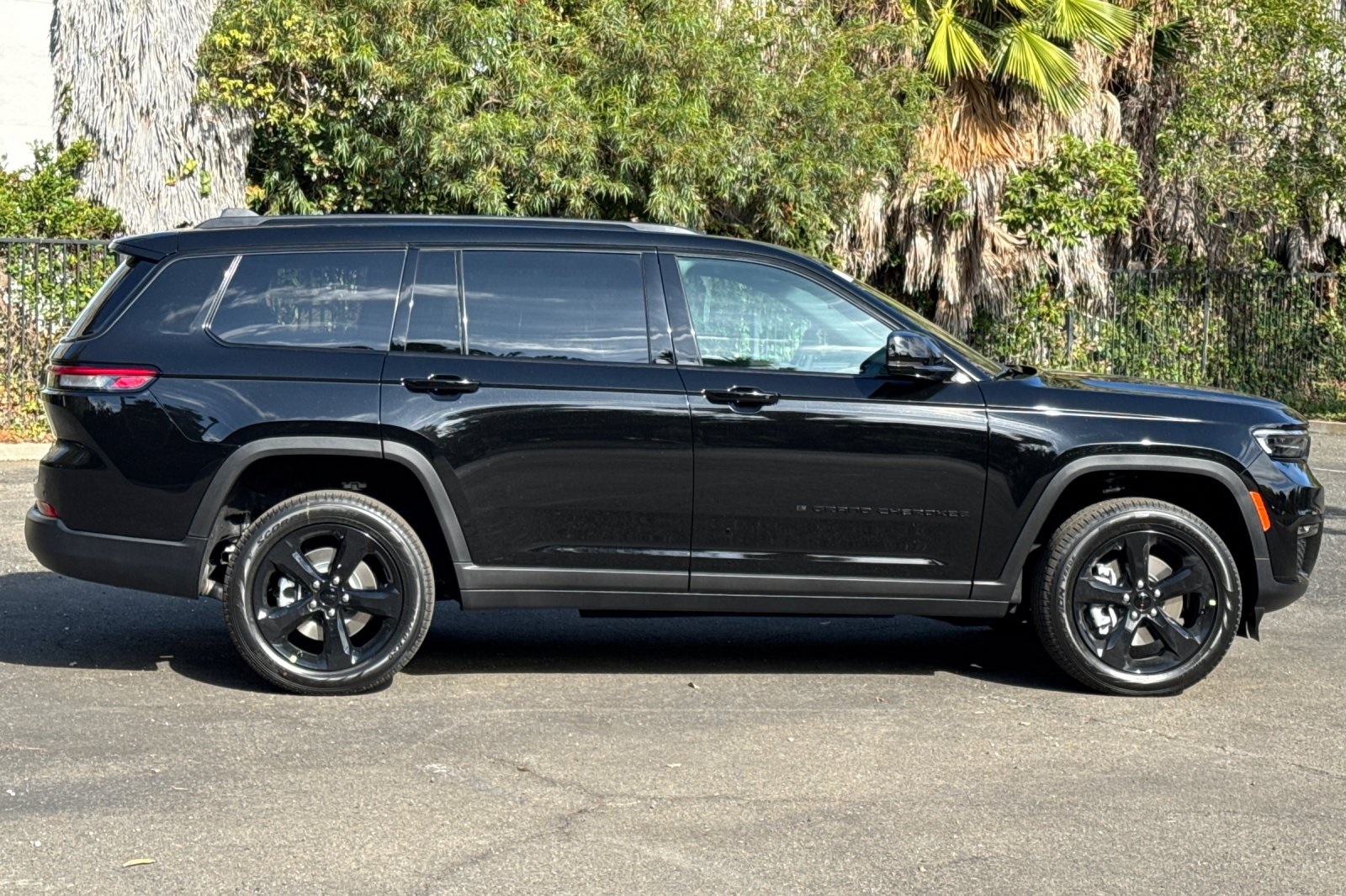 2025 Jeep Grand Cherokee Limited photo 2