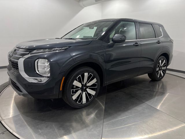 2025 Mitsubishi Outlander SE's photo