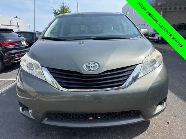 2011 Toyota Sienna LE photo 3