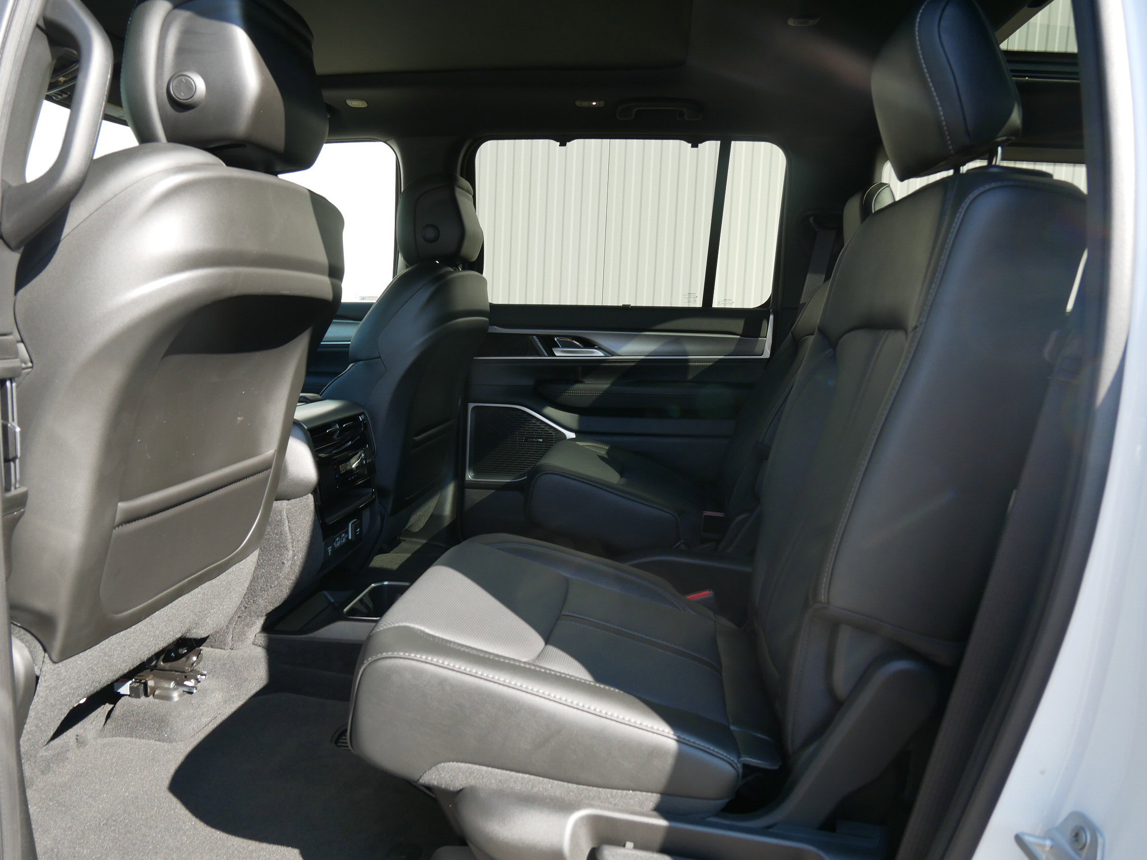 2025 Jeep Wagoneer Series II Carbide photo 7