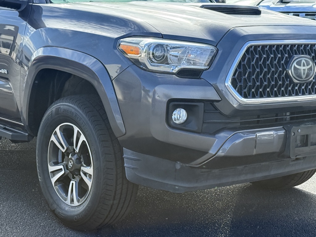 2018 Toyota Tacoma TRD Sport photo 2