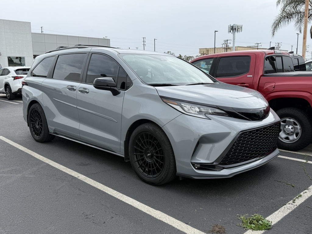 2023 Toyota Sienna XSE's photo