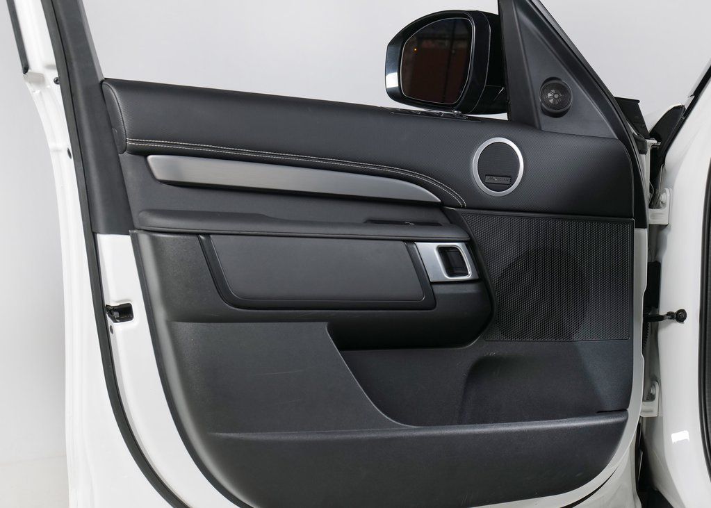 2021 Land Rover Discovery S photo 22