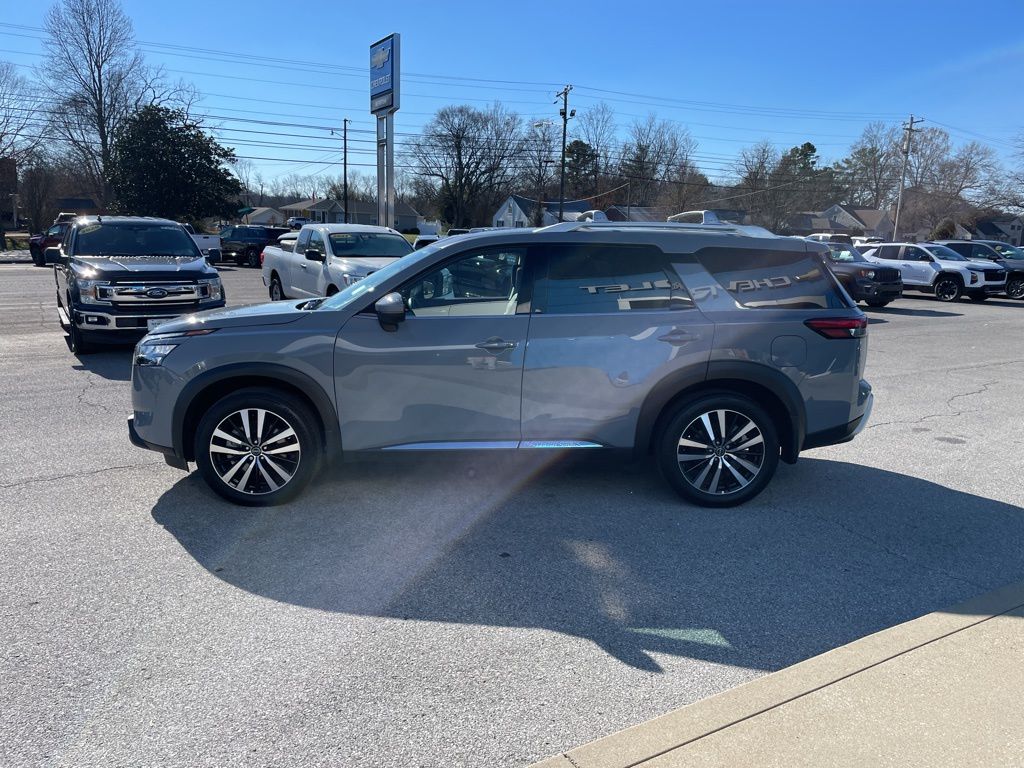 2025 Nissan Pathfinder Platinum photo 3