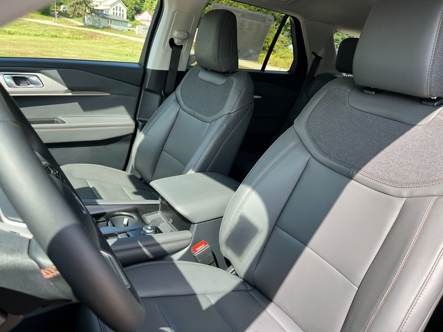 2025 Ford Explorer photo 26