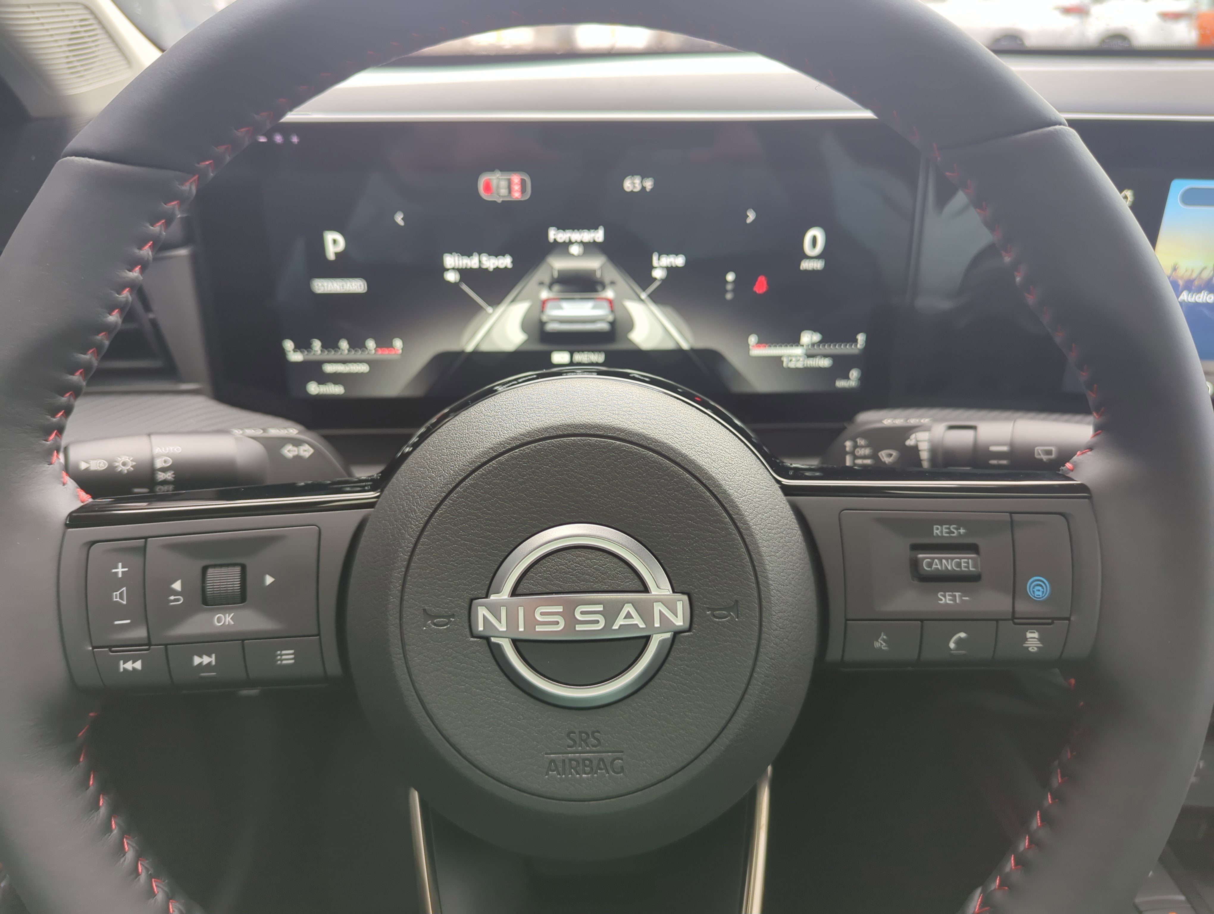 2026 Nissan Kicks SR photo 4