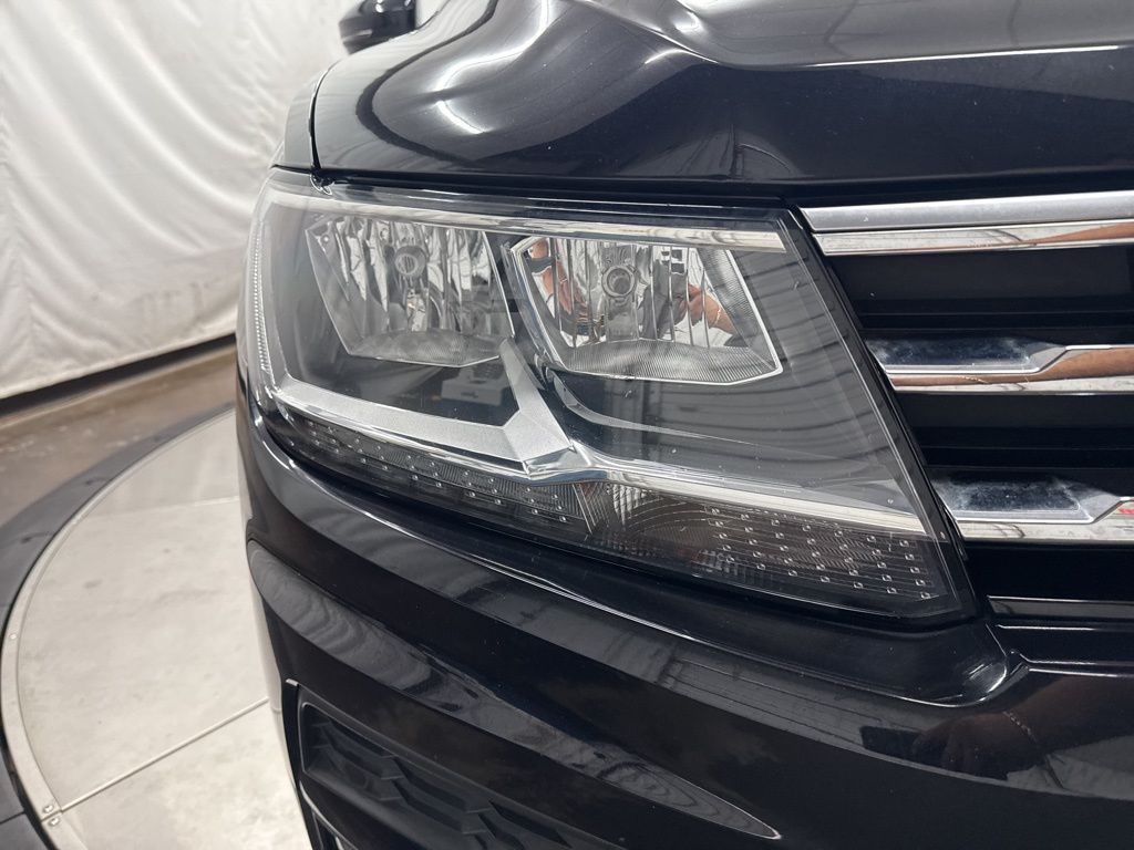 2019 Volkswagen Tiguan SEL R-Line photo 8