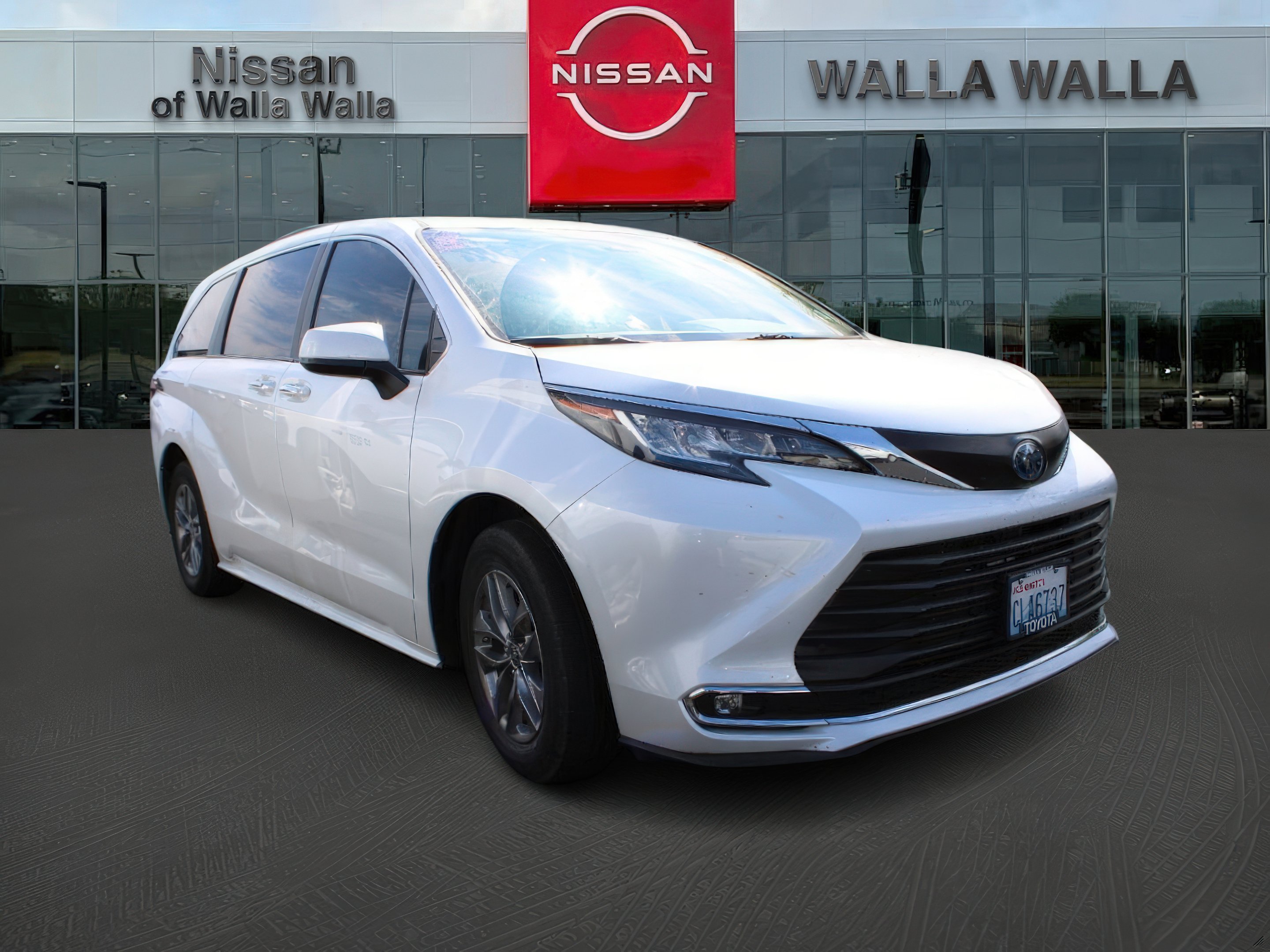 2023 Toyota Sienna XLE's photo