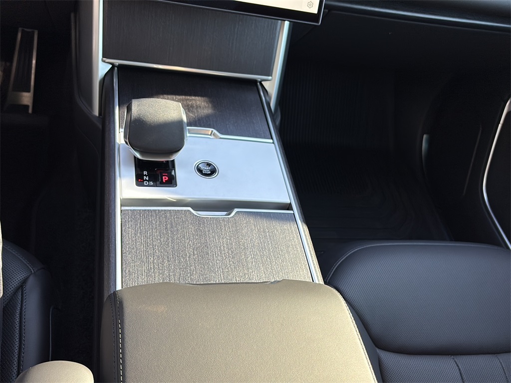 2025 Land Rover Range Rover SE photo 18