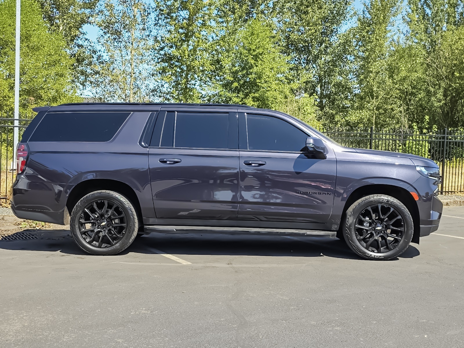 2022 Chevrolet Suburban RST photo 2