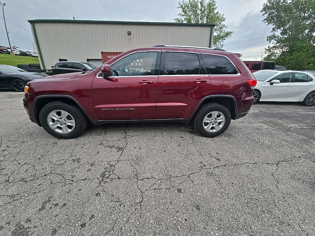2017 Jeep Grand Cherokee Laredo photo 2