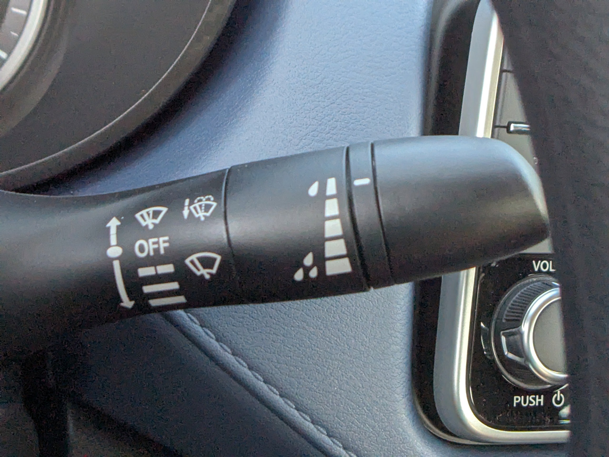 2025 Nissan Versa 1.6 SV photo 16