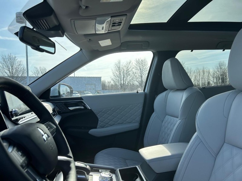 2025 Mitsubishi Outlander PHEV SEL S-AWC photo 4