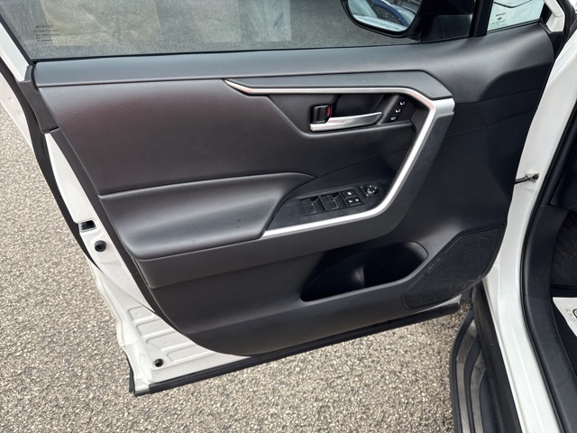 2021 Toyota RAV4 XLE Premium photo 13