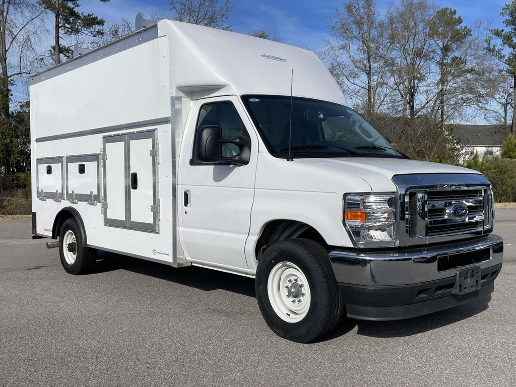 2025 Ford E-Series Cutaway Base