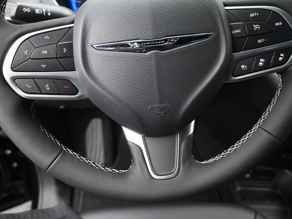 2025 Chrysler Pacifica photo 14