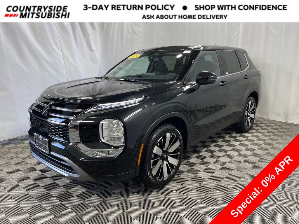 2025 Mitsubishi Outlander SE's photo