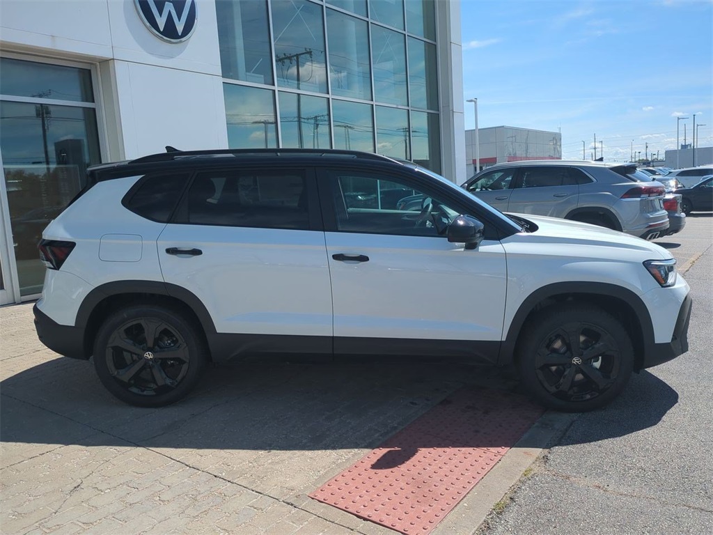 2025 Volkswagen Taos SE photo 4