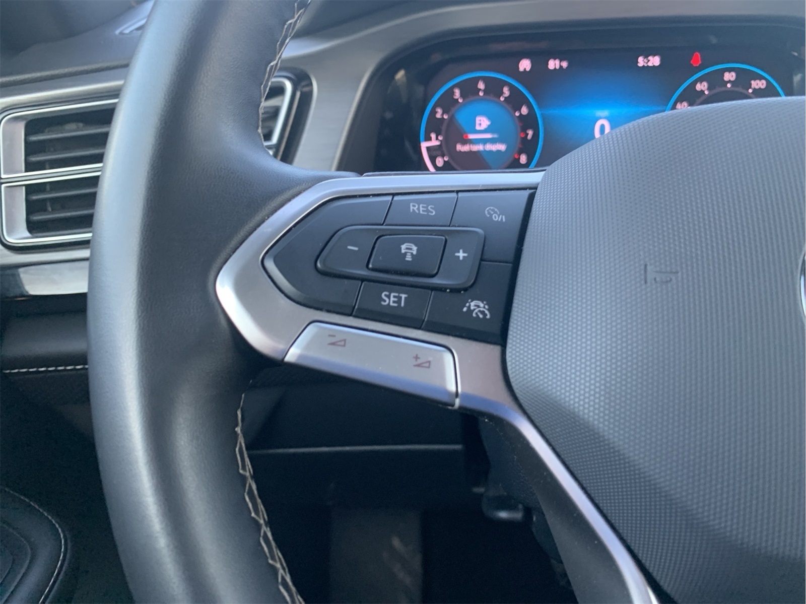 2024 Volkswagen Atlas Cross Sport SE Technology photo 14