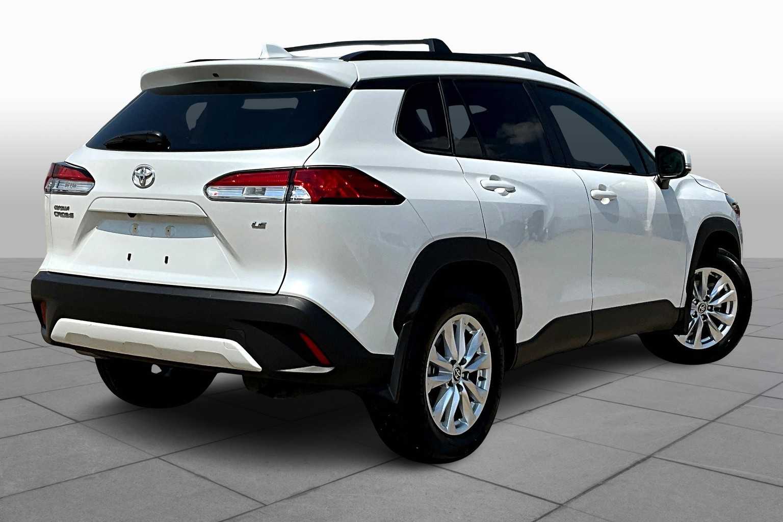 2023 Toyota Corolla Cross LE photo 11