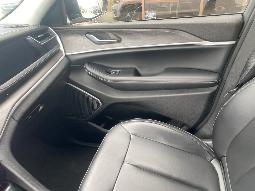 2023 Jeep Cherokee Base photo 16