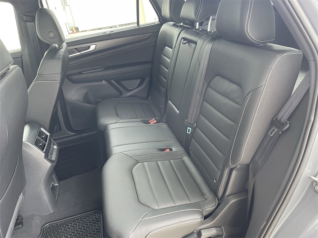 2025 Volkswagen Atlas Cross Sport SEL R-Line photo 28