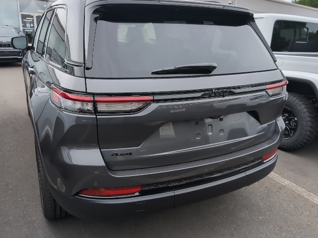 2025 Jeep Grand Cherokee Laredo photo 5