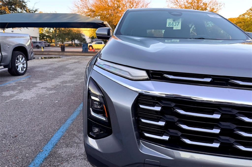 2025 Chevrolet Equinox LT photo 2