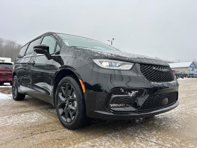 2026 Chrysler Pacifica Select's photo