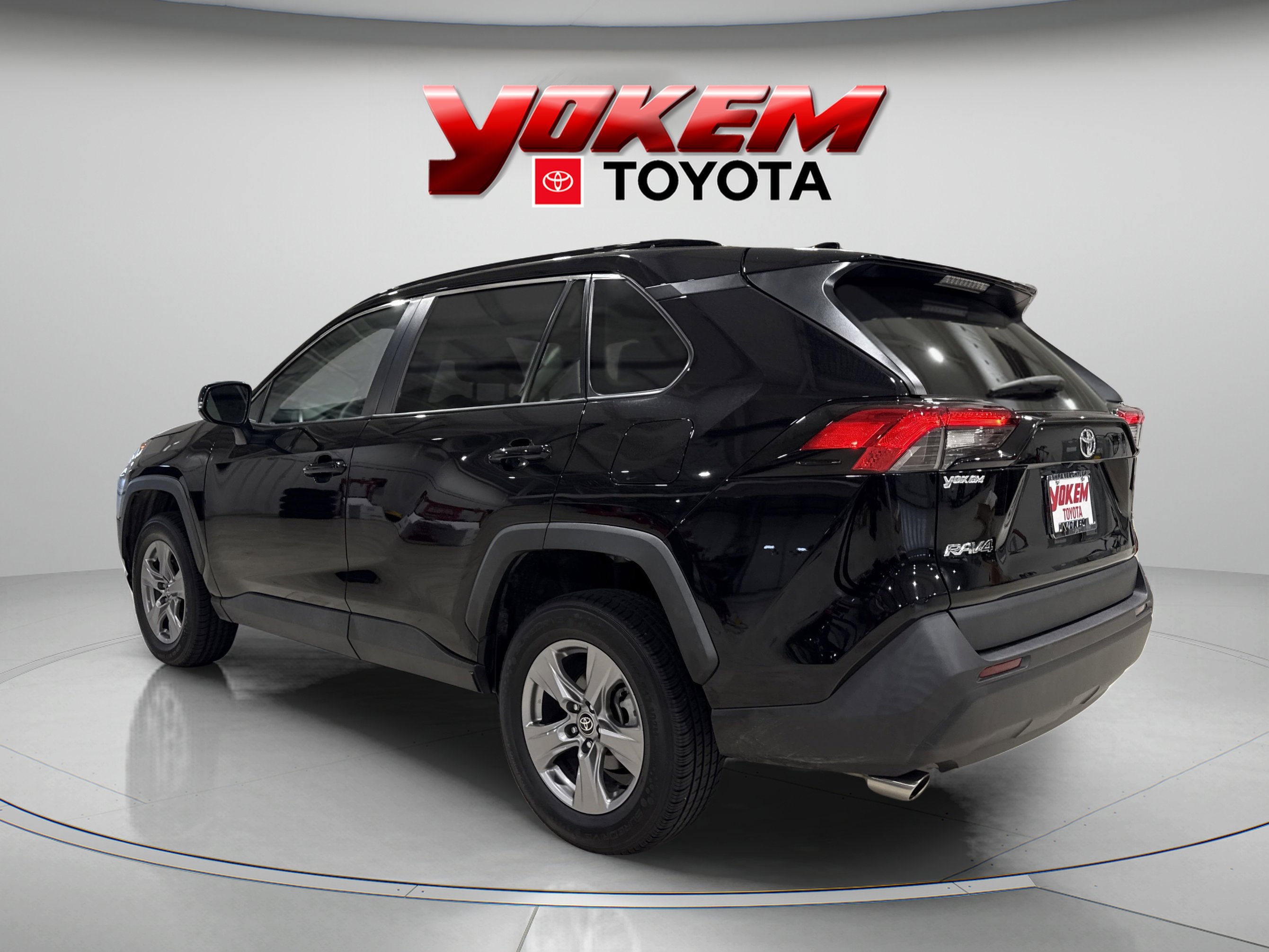 2022 Toyota RAV4 XLE photo 2