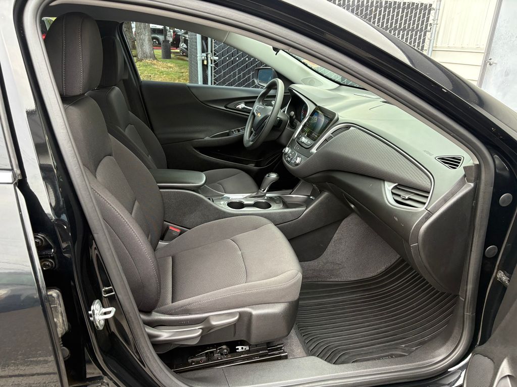 2020 Chevrolet Malibu LS photo 23