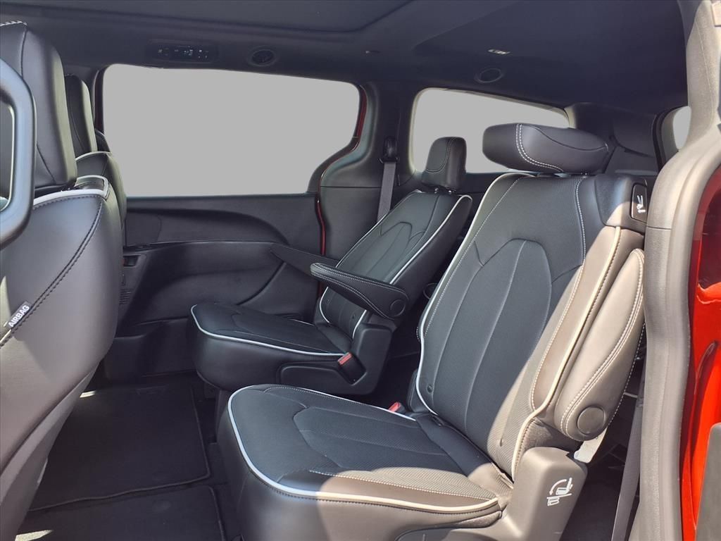 2026 Chrysler Pacifica Limited photo 18