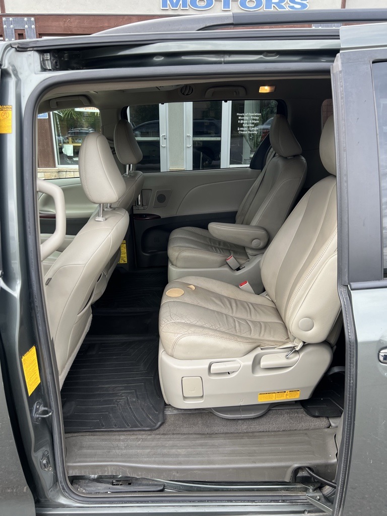 2014 Toyota Sienna photo 14
