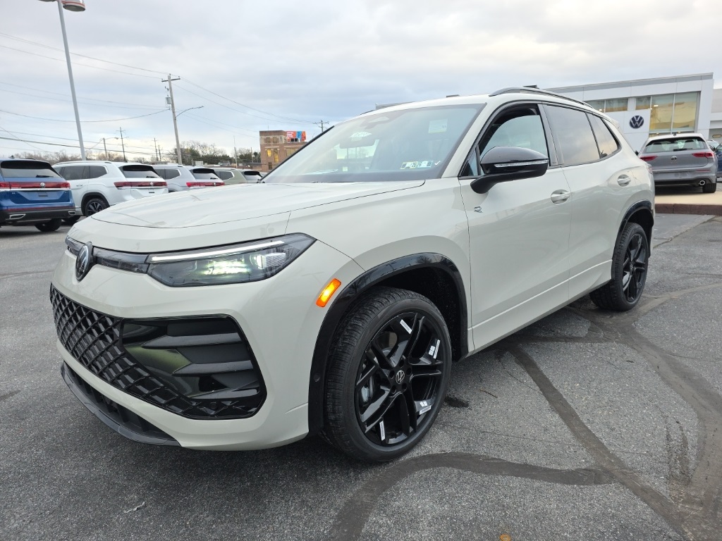 2026 Volkswagen Tiguan SE R-LINE BLACK's photo